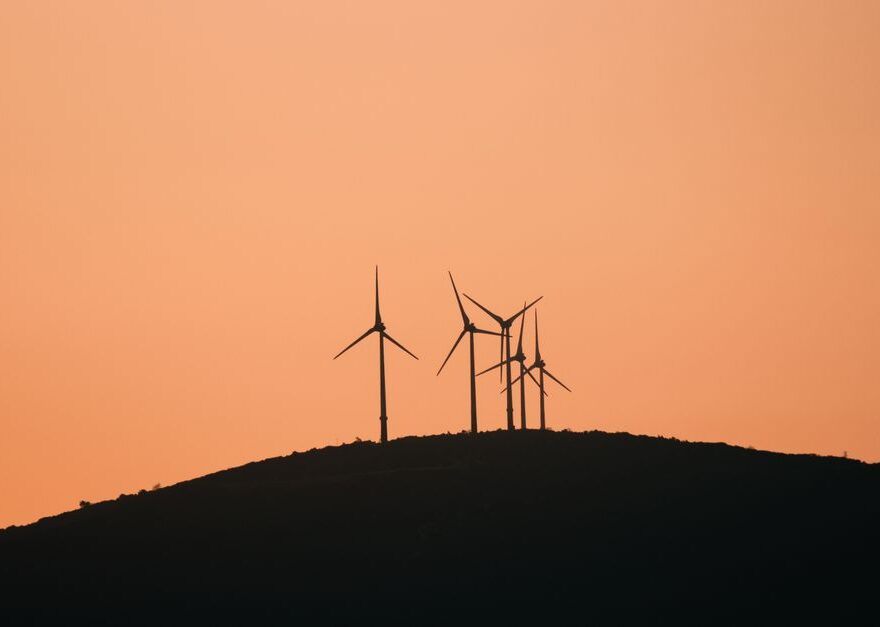 Moderne energieoplossingen zoals zonnepanelen en laadpalen in de industrie voor een duurzame toekomst.